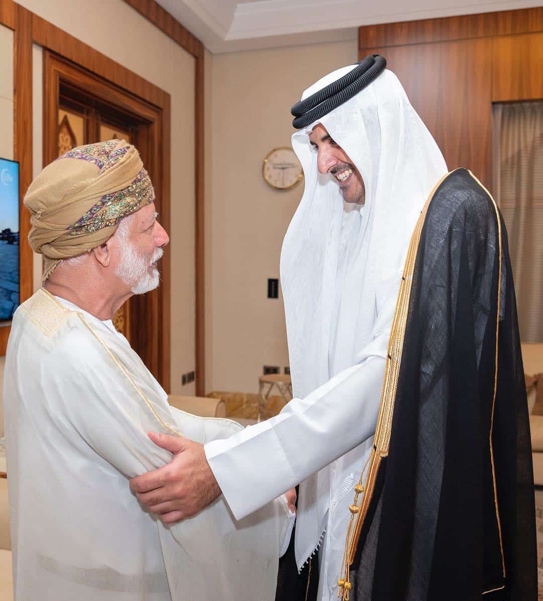 Amir reviews relations with Oman Minister