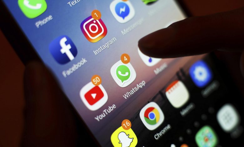 Facebook challenges YouTube with licensed music videos Facebook challenges YouTube with licensed music videos