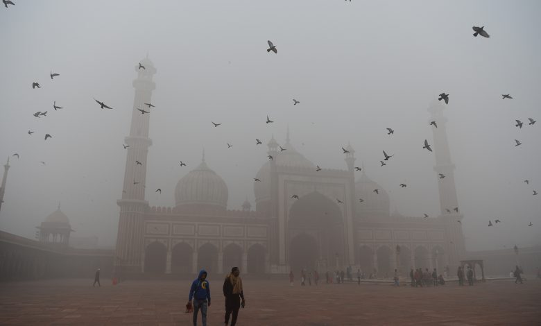 Dense toxic fog suffocates New Delhi Dense toxic fog suffocates New Delhi