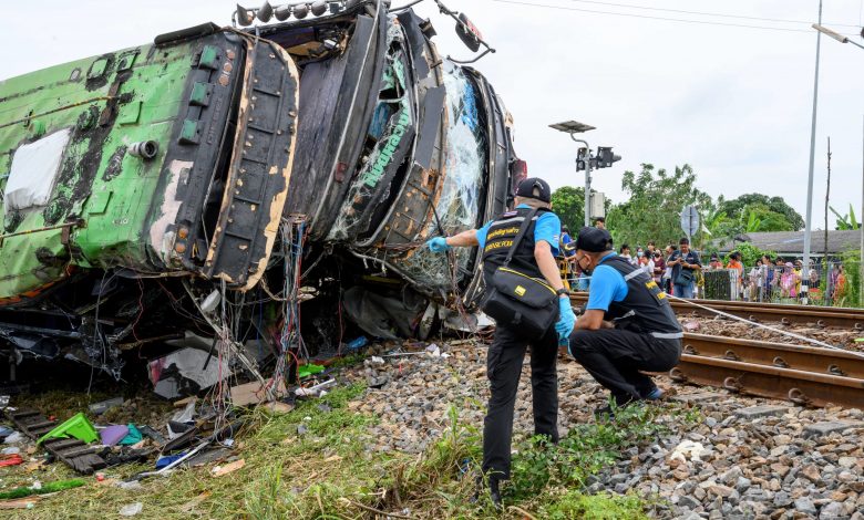 18 dead in Thailand bus-train collision 18 dead in Thailand bus-train collision