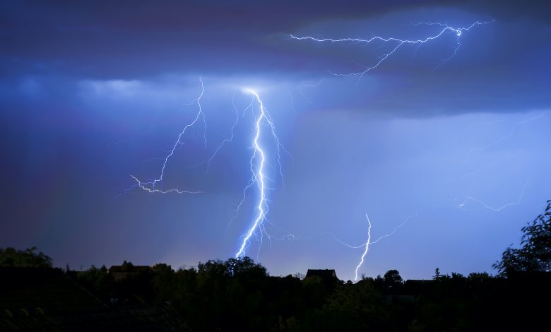 Department of Meteorology Warns of Thundery Rain Associated with Strong Wind and Poor Visibility