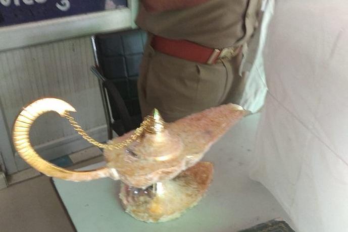 Indian doctor buys "Aladdin's lamp" for 41 thousand dollars after a thrilling fraud