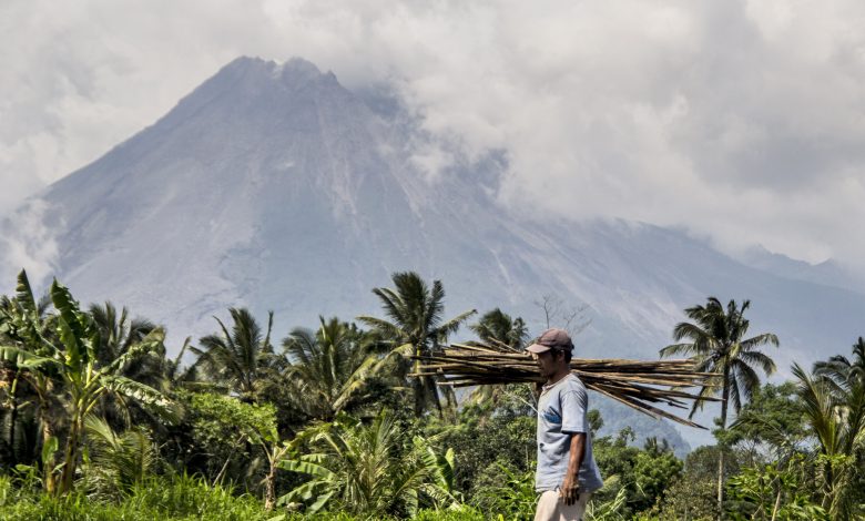 Hundreds evacuated as Indonesia’s most active volcano rumbles Hundreds evacuated as Indonesia’s most active volcano rumbles
