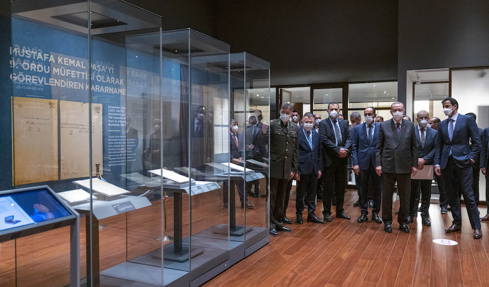 Amir and the Turkish President Visit the Nation's Library of the Presidency