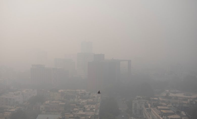 Delhi fears the worst amid smog cloud and coronavirus wave Delhi fears the worst amid smog cloud and coronavirus wave