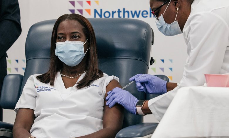 Nurse receives first dose of vaccination in America Nurse receives first dose of vaccination in America