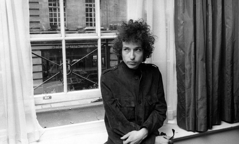 Bob Dylan Sells His Entire Songwriting Catalog to Universal Music Bob Dylan Sells His Entire Songwriting Catalog to Universal Music