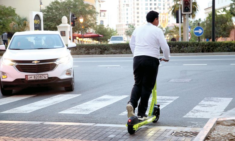 Children under 18 play tricks to ride e-scooters Children under 18 play tricks to ride e-scooters