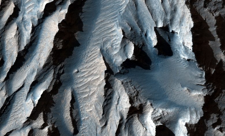 NASA publishes pictures of the largest valley on Mars
