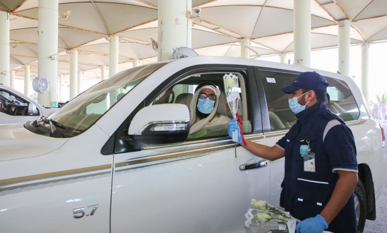 Saudi Customs welcomes arrivals from Qatar with flowers Saudi Customs welcomes arrivals from Qatar with flowers