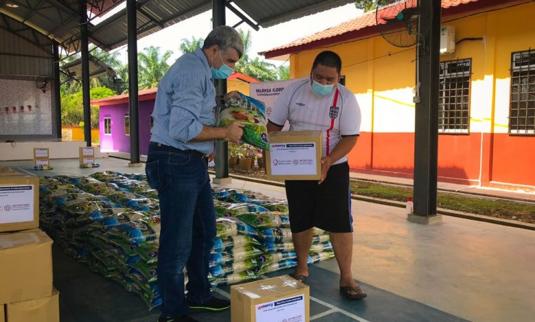 QC deliver urgent aid to flood-hit people in Malaysia QC deliver urgent aid to flood-hit people in Malaysia