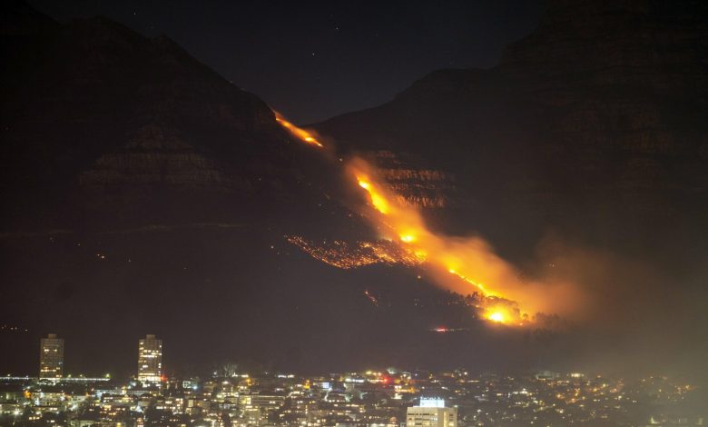 Cape Town fire burns for a third day Cape Town fire burns for a third day