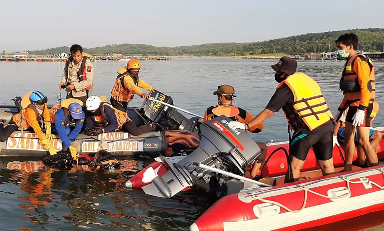 7 drowned in Indonesia as boat capsizes during selfie stunt 7 drowned in Indonesia as boat capsizes during selfie stunt