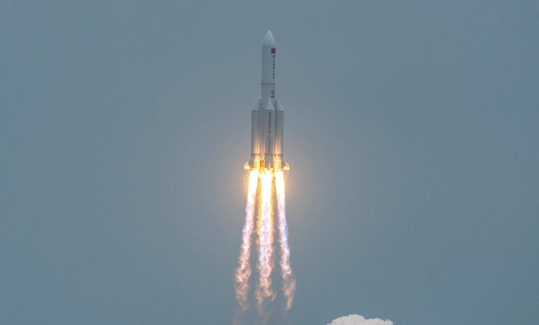 'Out-of-control' Chinese rocket falling to Earth 'Out-of-control' Chinese rocket falling to Earth