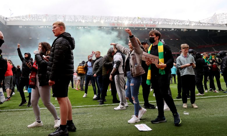 Man United-Liverpool match postponed after fans storm pitch Man United-Liverpool match postponed after fans storm pitch