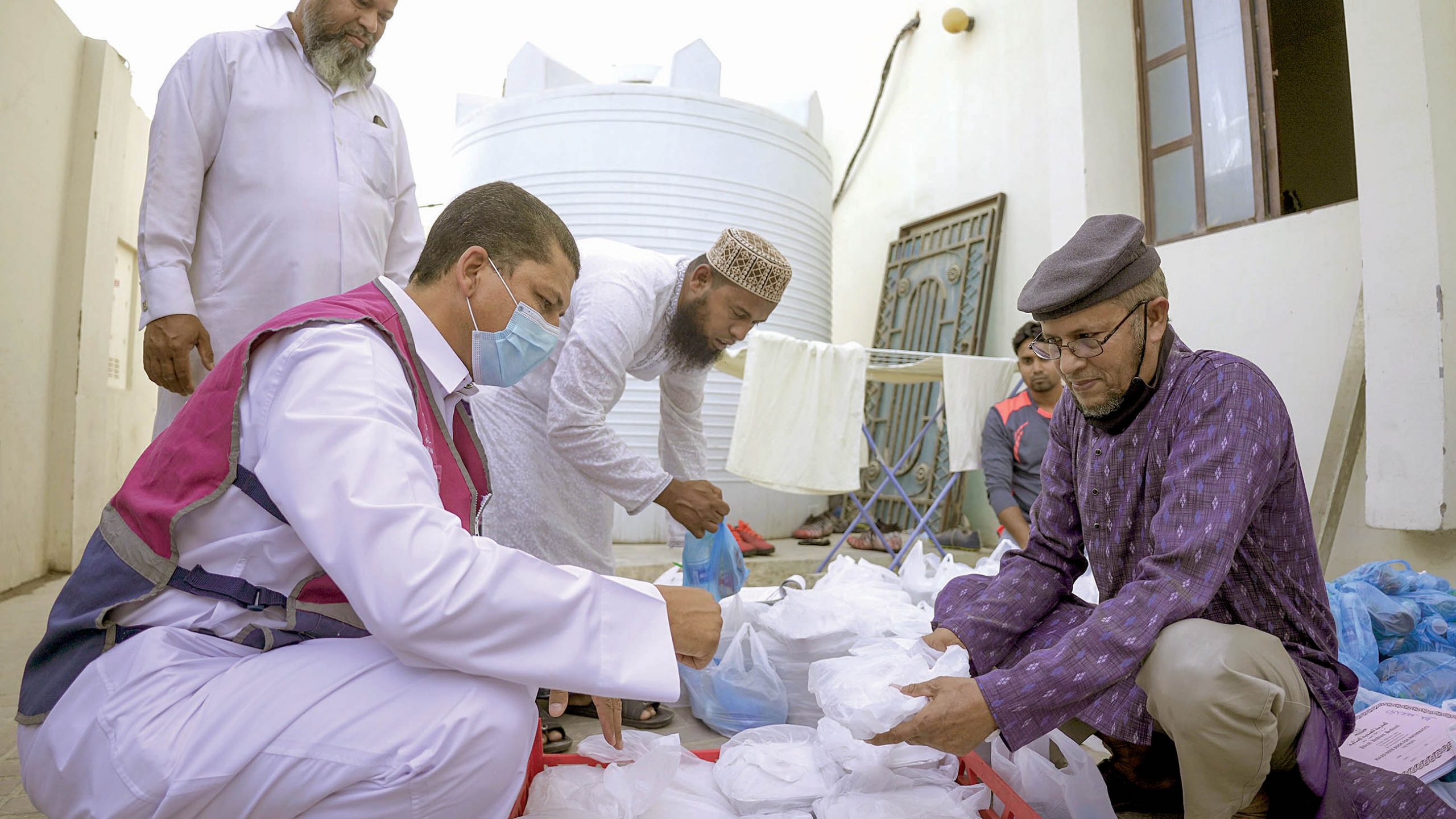 Qatar Charity distributes iftar to workers